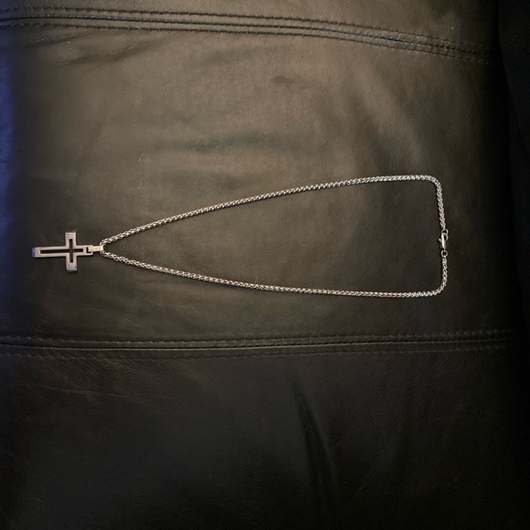 Nice! Great condition SS 20” chain and cross - Picture 2 of 3